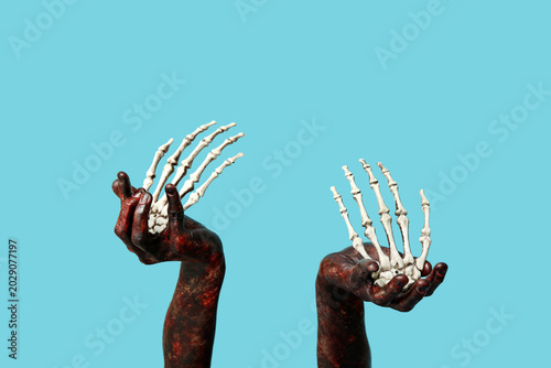 Zombie holding skeleton han...