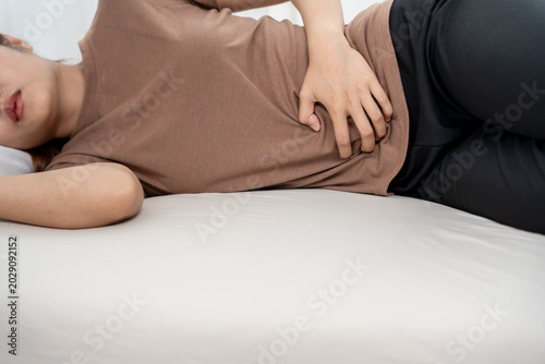 Obraz na plátně Asian women have abdominal pain, indigestion, gastritis, menstrual cramps, flatu