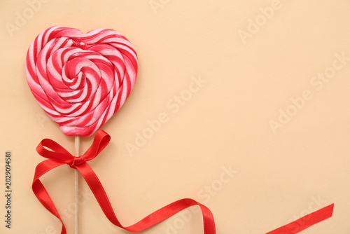 Heart-shaped lollipop tied ...
