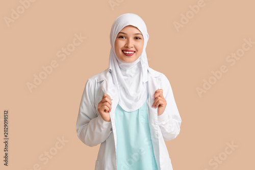 Female Muslim doctor in hij...