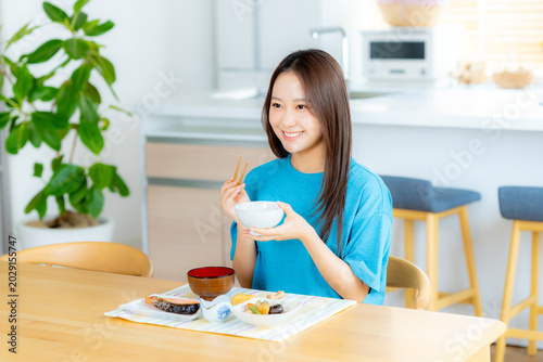 食事する若い女性