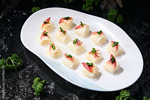 Bild auf Leinwand High-end creative cold dish: Arctic surf clam rolls with bamboo shoot slices gar