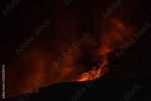 Fotografie Sulfur dioxide emissions from the Halema`uma`u vent, glows at night