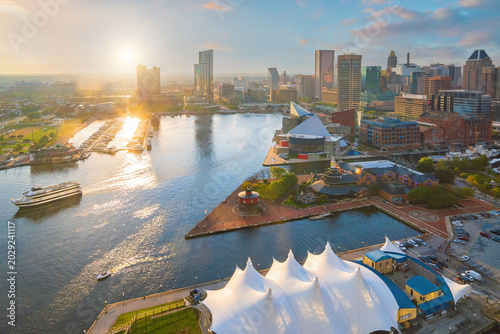 Foto A high angle aerial view looking across the Inner Harbor and the downtown office