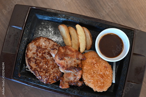 美味しそうに焼かれたハンバーグランチ