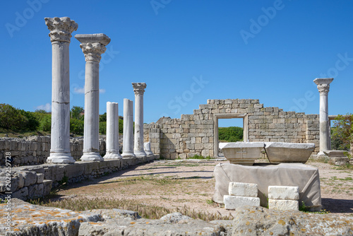 Tableau sur toile Antique ruins of a basilica with columns