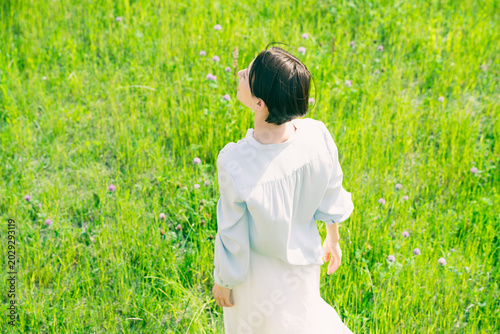 Foto 草原でストレッチをする若い女性　ライフスタイルイメージ