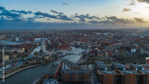 Foto Aerial View of Gdansk Poland with River and Historic Architecture at Dusk