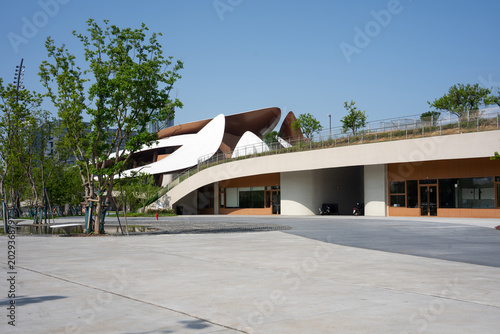 Schilderij op canvas Modern streamlined architecture exterior with landscape greening and open plaza