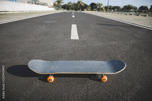 Foto Skateboard ready for riding outdoors