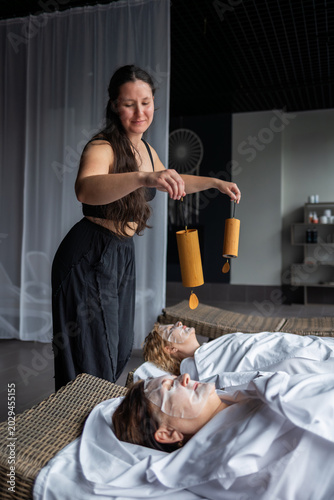 Foto Spa therapist performing a sound healing ritual with Koshi wind chimes for matur