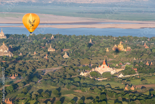 survol du site de Pagan au Myanmar
