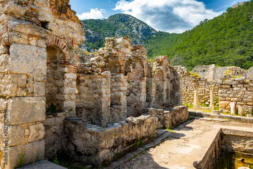 Foto Olympos is an ancient Lycian harbor city set in a lush river valley in Antalya, Turkey