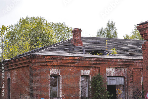 Photos Abandoned building covered in urban art and decay
