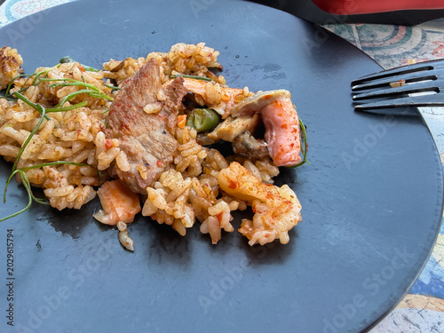 Obraz na plátně スペインの米料理、パエリア。サーモンと牛肉をトッピング。