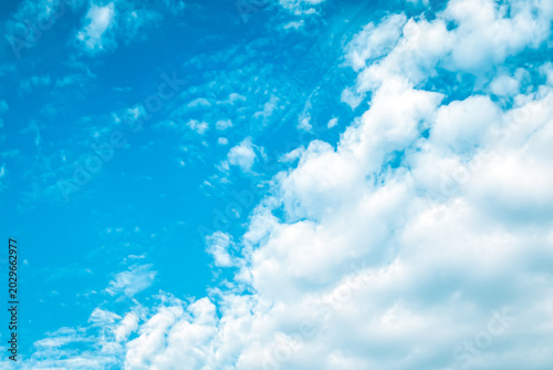 Fotografie 青い空に広がる白くモクモクしたひつじ雲