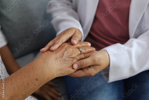 Foto Arthritis or parkinson disease elderly patient, old aged senior woman holding ge