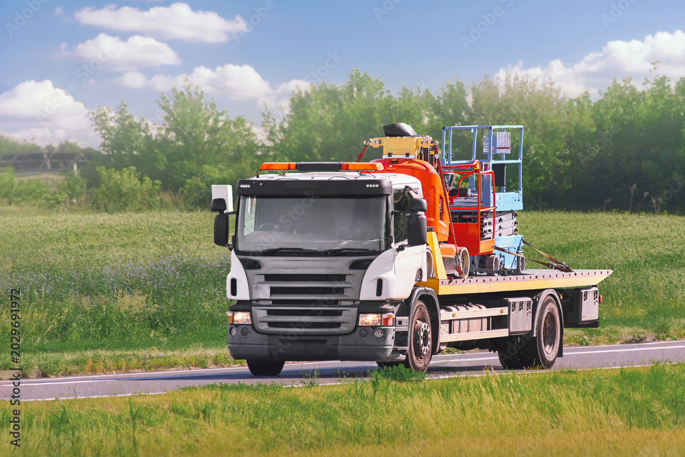 Obraz premium Heavy construction machinery transport on highway