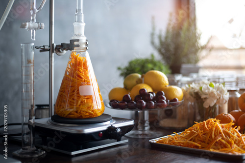 Foto Glass distillation apparatus extracting essential oil from flowers in a laboratory