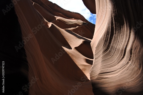 Wolken, blauer Himmel und die Sonne über dem Lower Antelope Canyon	