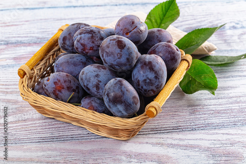Foto Juicy sweet ripe blue plums