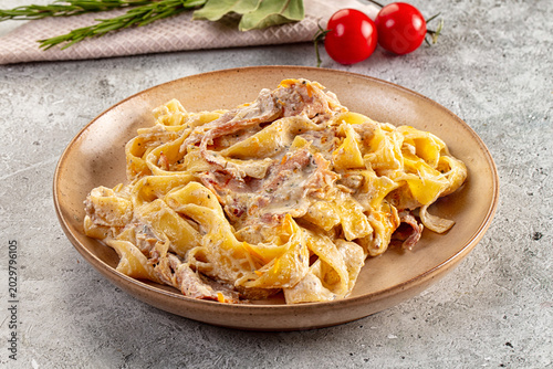 Tableau sur toile Italian pasta fettuccine with prosciutto