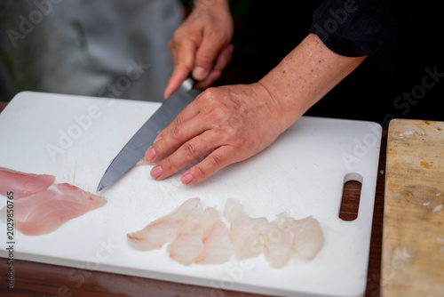 Fotografía 白身魚の刺身を作る