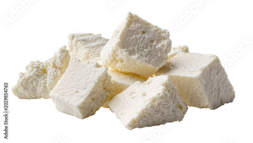 Foto Crumbled and cubed feta cheese pieces, isolated on transparent background