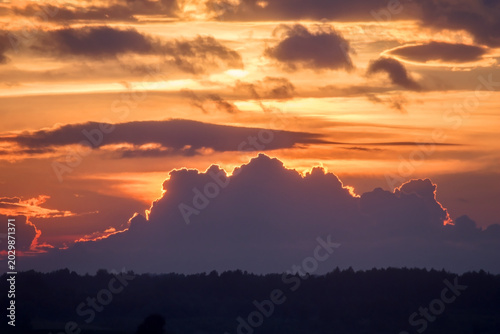Fotografi Bright summer sunset with beautiful clouds