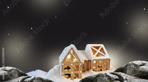 Cuadro en lienzo Gingerbread house in a mountain landscape