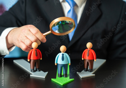 Foto A businessman studies the success of a subordinate and analyzes team performance metrics