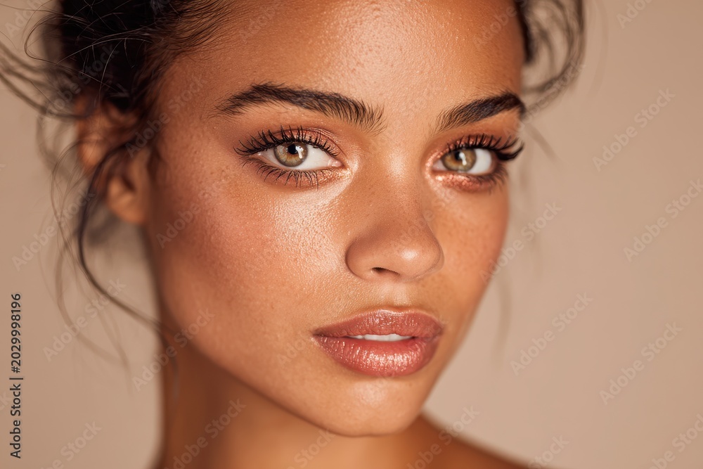 Naklejka premium Portrait of a female model with dramatic eyelash enhancement, natural glam makeup and clear eye focus