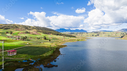 Foto Aerial view of the Huaypo lagoon and surrounding crops in Cusco, Peru