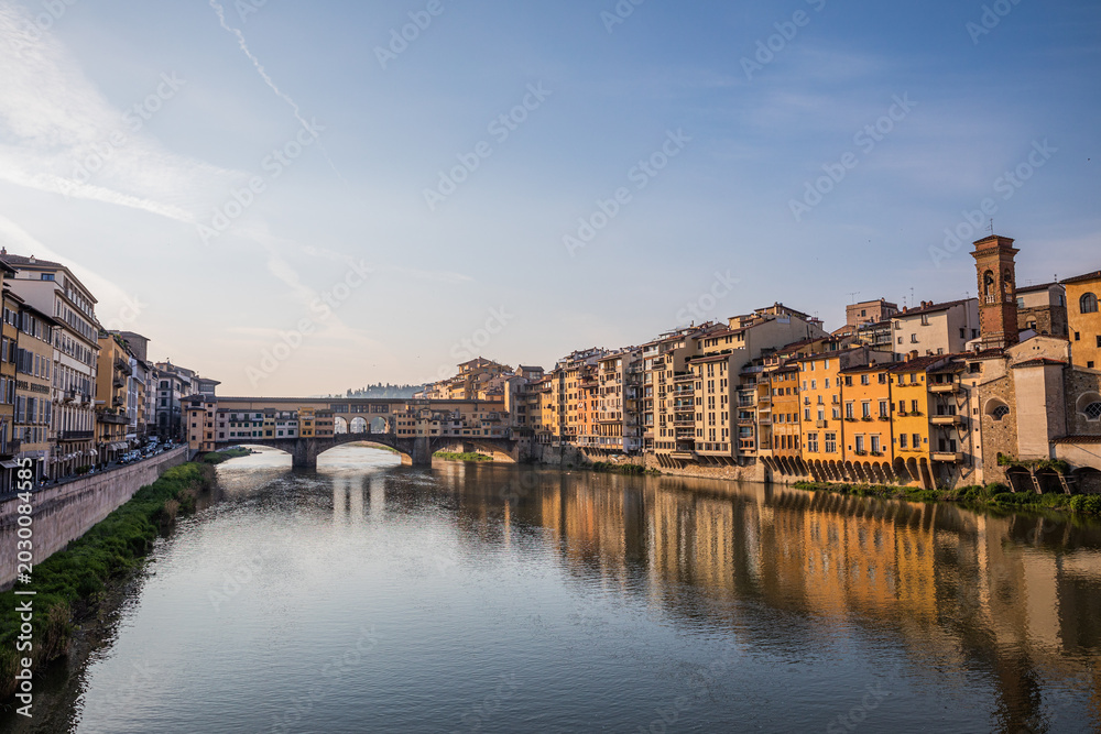 Fototapeta premium Wide view of Ponte Vecchio and Arno River in Florence, Italy
