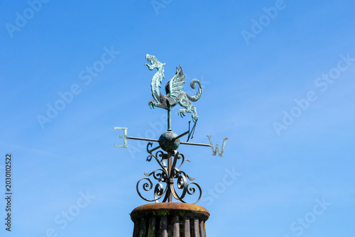 Tableau sur toile Dragon weather vane, wind vane, weathercock pointing toward the East