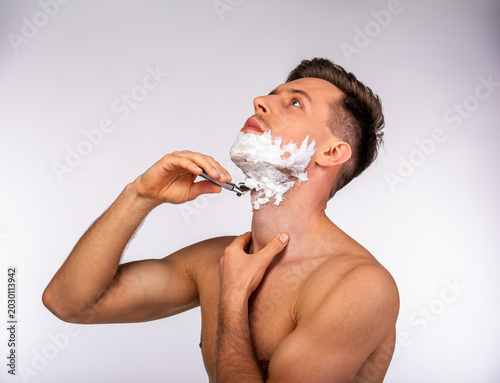 Cuadro en lienzo Man Shaving Neck Beard.