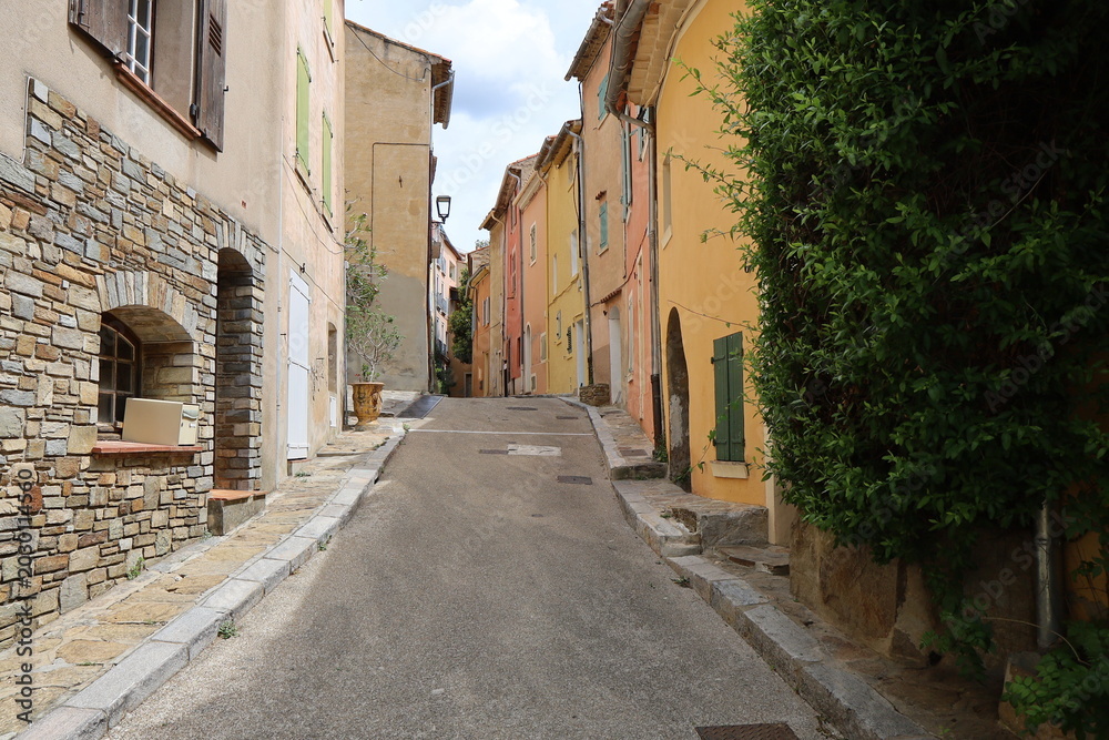 Fototapeta premium Ruelle dans la vieille ville, ville de Bormes les Mimosas, département du Var, France