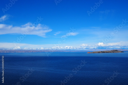 Foto Stunning panoramic landscape of Lake Titicaca with Isla del Sol under a deep blu