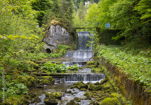 Foto Les gorges du Pichoux sont des gorges situées sur le territoire des communes du Petit-Val et de la Haute-Sorne, le long de la Sorne, dans les cantons Berne et du Jura, en Suisse