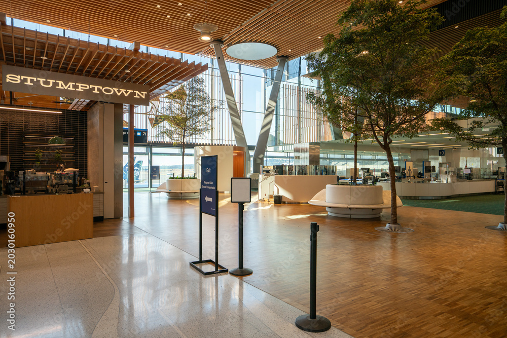 Naklejka premium Portland, OR, USA - Aug 31, 2025: Interior view of the Portland International Airport (PDX) terminal building.