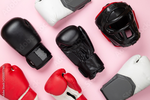 Bild auf Leinwand Boxing helmet and gloves on color background, top view.