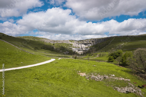 malham cove yorkshire dales national park