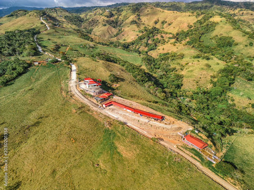 Φωτογραφία Rural development along winding mountain road in costa rica