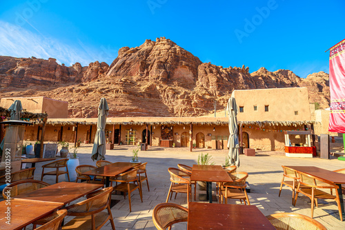 Fotografie AlUla Old Town framed by mud-brick houses and rugged desert mountains, with AlUl