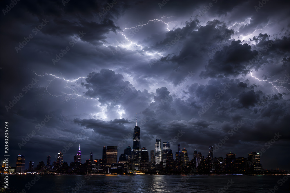 Obraz premium Thunderstorm Over City Skyline