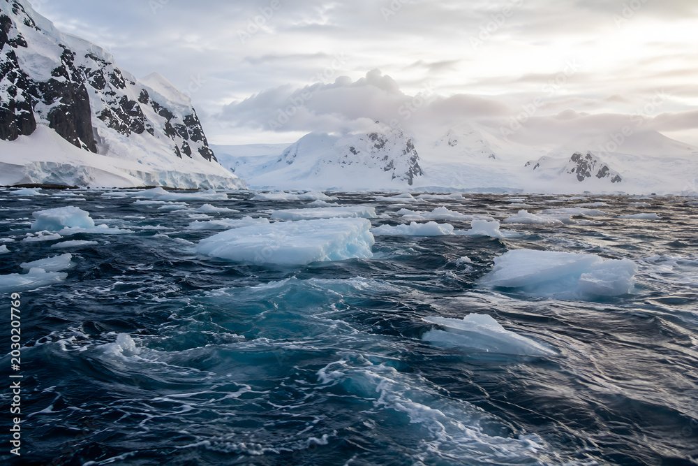 Fototapeta premium Frozen Arctic Ocean Landscape
