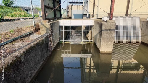 小さな水門(水の音あり) 治水の要所。水路の風景
