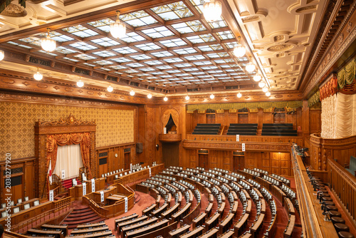 Schilderij op canvas 国会議事堂：重厚で厳かな参議院本会議場の内観風景