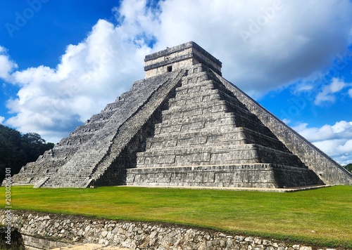 chichen itza pyramid in mexico