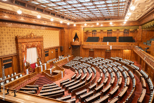 Tableau sur toile 国会議事堂：重厚で厳かな参議院本会議場の内観風景